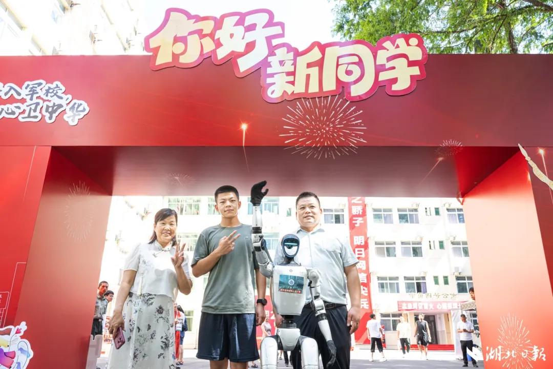 信息支援部队工程大学迎新现场 6c4b11f7769621e65310c45e52ac6aa0.jpeg